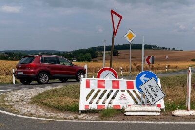 Autobahnzubringer bei Rochlitz bis Jahresende dicht - Die Schilder stehen schon parat, wie hier an der Zufahrt zum Rochlitzer Berg. Ab Montag wird die B 175 zur Mega-Baustelle. Bis Ende des Jahres wird die Trasse westlich von Rochlitz sowie in der Stadt selbst saniert. 