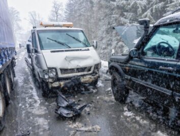 Autobahnzubringer wegen Unfall gesperrt - Drei Fahrzeuge waren in den Unfall verwickelt. 
