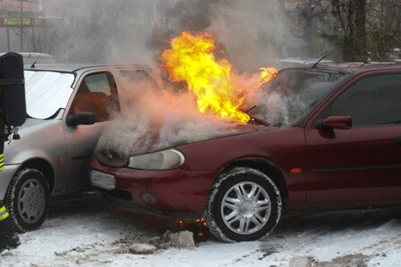 Autobrände beschäftigen Feuerwehren - Im Zwickauer Stadtteil Niederplanitz geriet am Samstag dieser Ford in Brand.