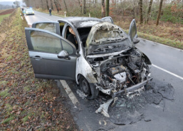 Autobrand bei Mülsen sorgt für Straßensperrung - Nach dem Löschen des Brandes war der Citroën nur noch Schrott. Verletzt wurde zum Glück niemand. 