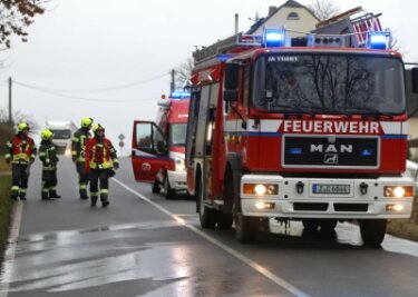 Autobrand führt zu Sperrung der Straße nach Lichtenstein - Die Freiwillige Ortswehr Mülsen St. Jacob war am Dienstagmittag zur Brandbekämpfung in Höhe Funkenburg im Einsatz.