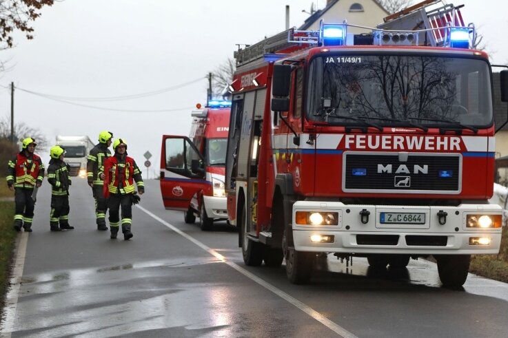 Autobrand führt zu Sperrung der Straße nach Lichtenstein - Die Freiwillige Ortswehr Mülsen St. Jacob war am Dienstagmittag zur Brandbekämpfung in Höhe Funkenburg im Einsatz.