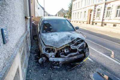 Autobrand in Crottendorf: Polizei geht von Brandstiftung aus - Ein Opel ist in Crottendorf ausgebrannt.