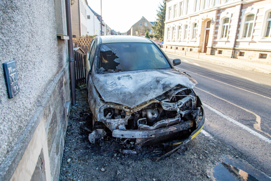 Autobrand in Crottendorf: Polizei geht von Brandstiftung aus - Ein Opel ist in Crottendorf ausgebrannt.