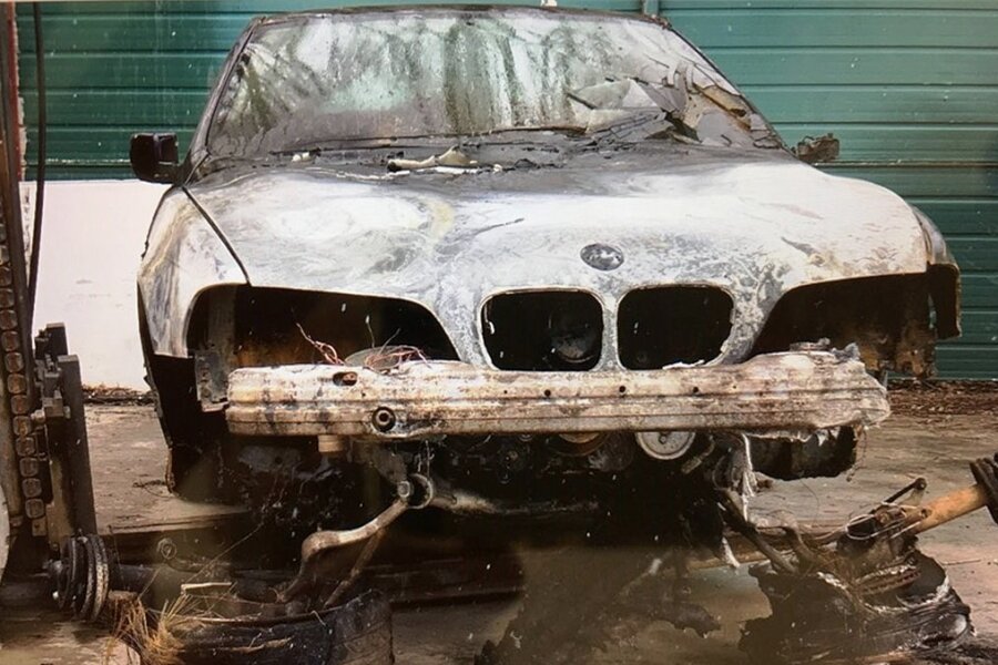Das Wrack des im März ausgebrannten BMW. 
