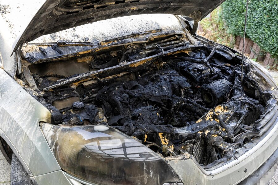 Autobrand in Rodewisch verläuft glimpflich - Der Motorraum des Ford war völlig ausgebrannt.