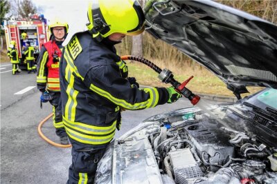 Autobrand in Schneeberg - Feuerwehr so schnell wie nie - Da war es schon vorbei. Die anrückende Feuerwehr musste bloß noch den Motorraum herunterkühlen. 