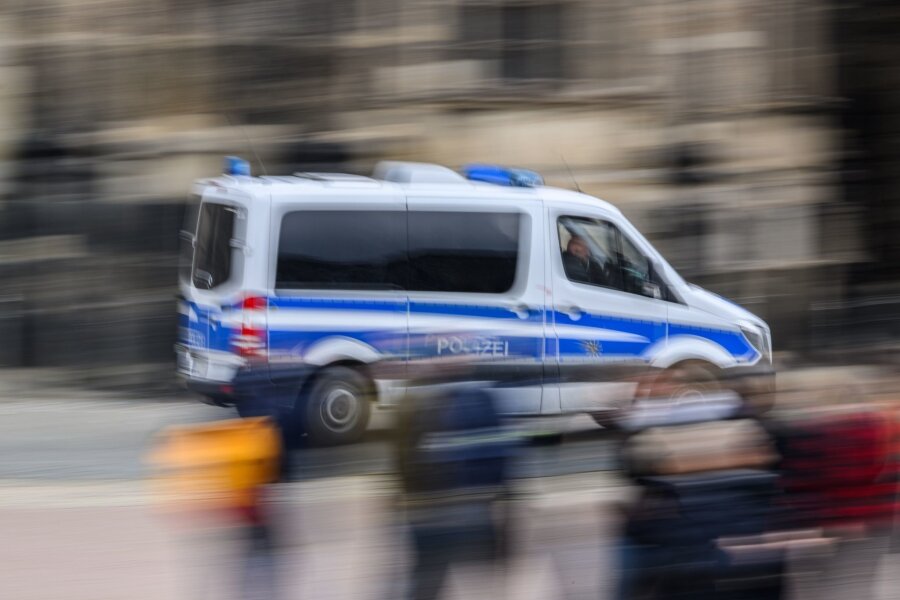 Autodieb fährt von Berlin nach Görlitz - Ein Einsatzwagen der Polizei fährt durch eine Stadt.