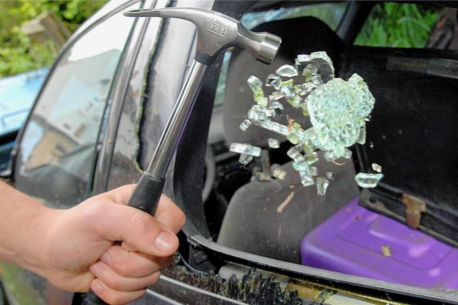 Autoeinbrüche in Reinholdshain und Meerane - In der Region waren Autoeinbrecher am Werk (Szene nachgestellt). 