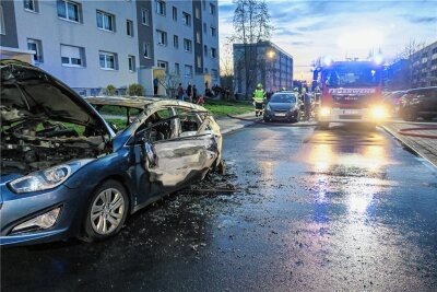 Autoexplosion: Auer Gericht verurteilt 63-jährigen Mann - Das brennende Auto löschte die Feuerwehr. Foto: Niko Mutschmann