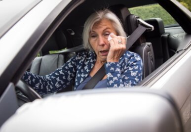 Autofahren im Alter: Wie sicher bin ich unterwegs? - Augensalbe benutzt? Auch das kann auf die Fahrsicherheit schlagen.