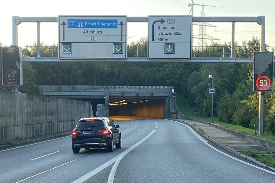 Autofahrer ärgern sich: Warum gilt im Tunnel in Mosel immer wieder Tempo 50? - Kaum Verkehr, trotzdem gilt Tempo 50 im Moseler Tunnel. Wie passt das zusammen?