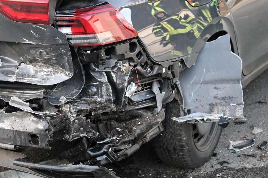 Autofahrer bei Unfall in Lößnitz leicht verletzt - Beide am Unfall beteiligten Fahrzeugen erlitten erhebliche Schäden.