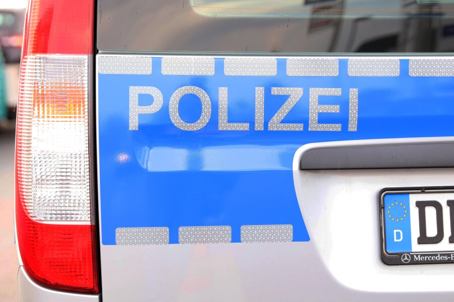 Autofahrer erfasst Fußgängerin beim Zurücksetzen - Nach einem Unfall in Werdau, bei dem eine 19-jährige Fußgängerin schwer verletzt wurde, sucht die Polizei nach dem unbekannten Autofahrer. 