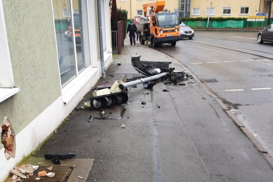Autofahrer fährt gegen Fußgängerampel in Zwickau - Die beschädigte Fußgängerampel nach dem Unfall auf der Talstraße in Zwickau. 