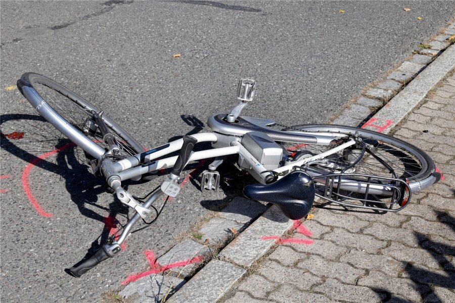 Autofahrer fährt in Werdau Radfahrer an - Ein Radfahrer wurde in Werdau bei einem Unfall verletzt.