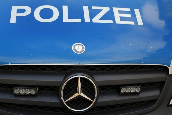 Autofahrer flüchtet mit bis zu 144 Kilometern pro Stunde vor Polizei - 