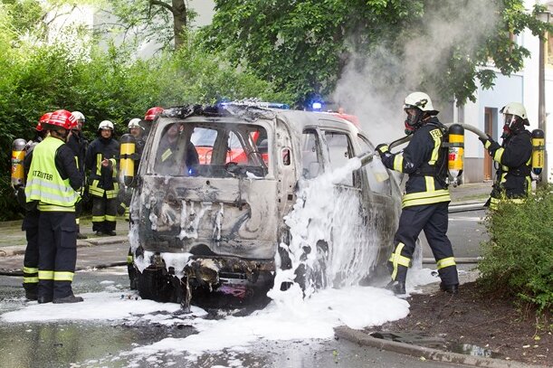 Autofahrer in Plauen rettet sich aus brennendem Mercedes - 