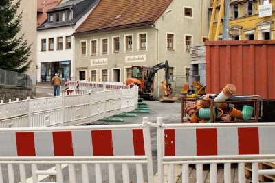 Autofahrer in Zschopau genervt: Straßenbaustelle teilt die Stadt - Noch sind der Verkehrsknoten am Stadtcafé und die Lange Straße dicht.