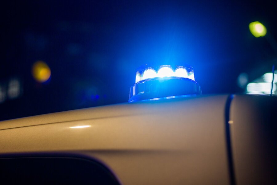 Autofahrer kollidiert mit Motorrad - zwei Schwerverletzte - Ein Blaulicht leuchtet auf dem Dach eines Polizeifahrzeugs.