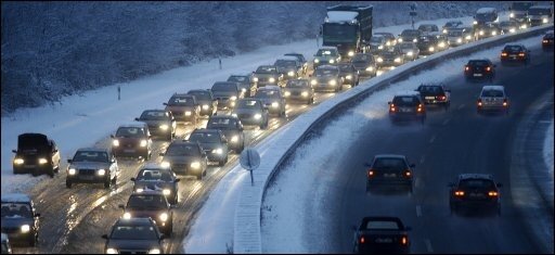 Autofahrer müssen wegen Schneechaos auf der A3 übernachten -  Hunderte Autofahrer haben die Nacht auf der Autobahn A3 in ihren Wagen verbringen müssen, weil heftige Schneefälle den Verkehr vollkommen zum Erliegen brachten. 