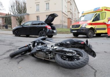 Autofahrer missachtet Vorfahrt: Kollision mit Motorrad - 