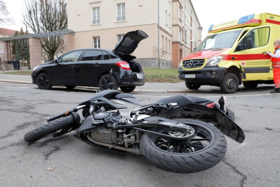 Autofahrer missachtet Vorfahrt: Kollision mit Motorrad