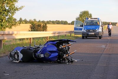 Autofahrer missachtet Vorfahrt - Motorradfahrer tot - 