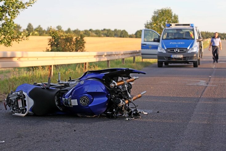 Autofahrer missachtet Vorfahrt - Motorradfahrer tot - 