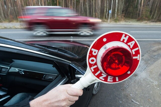 Autofahrer rast durch Chemnitz und Mittelsachsen - Polizei sucht Zeugen - 