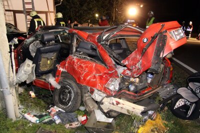 Autofahrer stirbt bei schwerem Unfall bei Wendischbora - Der BMW schleuderte quer über die Fahrbahn, stieß gegen einen parkenden Citroen und prallte anschließend mit hoher Wucht gegen eine Hauswand. Der 25-jährige Fahrer starb noch im Fahrzeug.