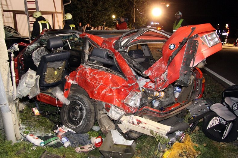 Autofahrer stirbt bei schwerem Unfall bei Wendischbora - Der BMW schleuderte quer über die Fahrbahn, stieß gegen einen parkenden Citroen und prallte anschließend mit hoher Wucht gegen eine Hauswand. Der 25-jährige Fahrer starb noch im Fahrzeug.