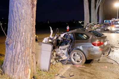 Autofahrer stirbt bei Unfall auf Chemnitzer Neefestraße - 