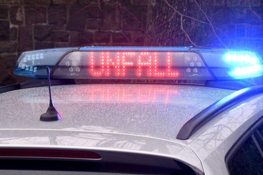 Autofahrer stirbt im Vogtland - Die Leuchtschrift "Unfall" auf dem Dach eines Polizeiwagens.