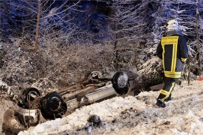 Autofahrer verletzt sich bei Unfall nahe Vogelsgrün leicht - Drei Feuerwehren waren zum Bergen des in einem Trinwkassereinzugsgebiet verunglückten Autos im Einsatz. 
