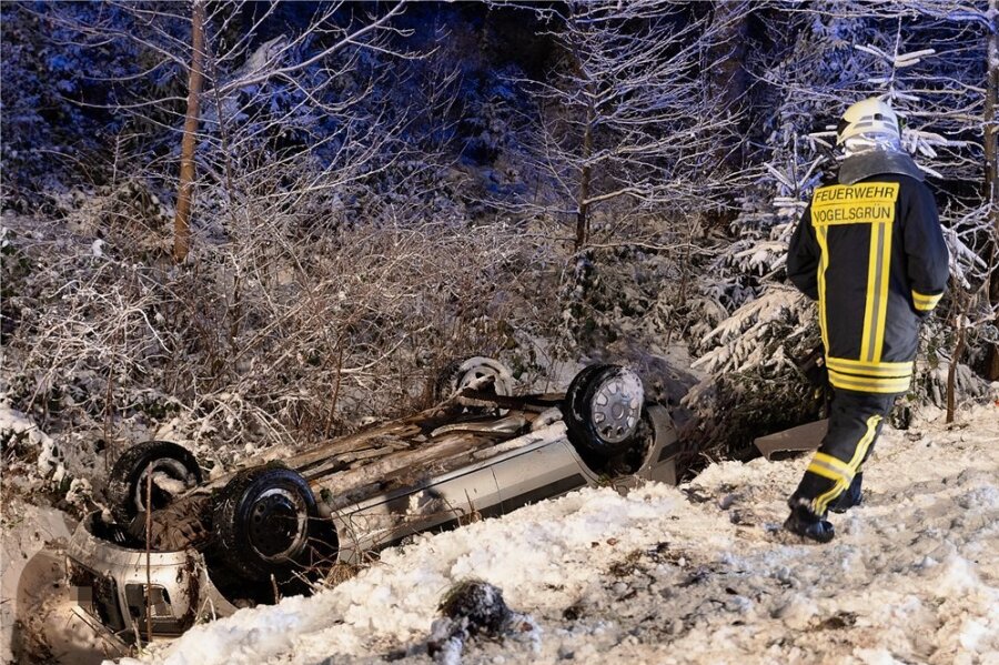 Drei Feuerwehren waren zum Bergen des in einem Trinwkassereinzugsgebiet verunglückten Autos im Einsatz. 