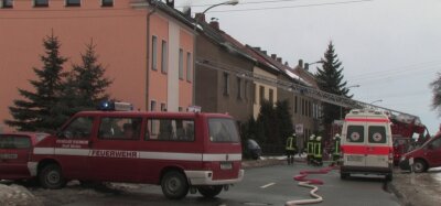Autofahrer warnt Familie vor Feuer im Dach - 
              <p class="artikelinhalt">Gegen 12.30 Uhr sind am Sonntag die Feuerwehren von Werdau und Langenhessen in die Ronneburger Straße 83 gerufen worden. Die obere Etage und der Dachstuhl des Hauses brannten. </p>
            