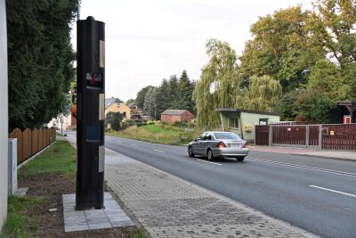 Autofahrer wissen Bescheid: Blitzer-Einnahmen für Oelsnitz sinken deutlich - Einer der drei stationären Blitzer in Oelsnitz steht im Stadtteil Lauterbach an der Hofer Straße unweit des Abzweiges Fuchspöhler Weg.