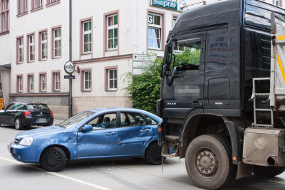 Autofahrerin bei Kollision mit Lkw verletzt - Verkehrsbehinderungen in Aue - 