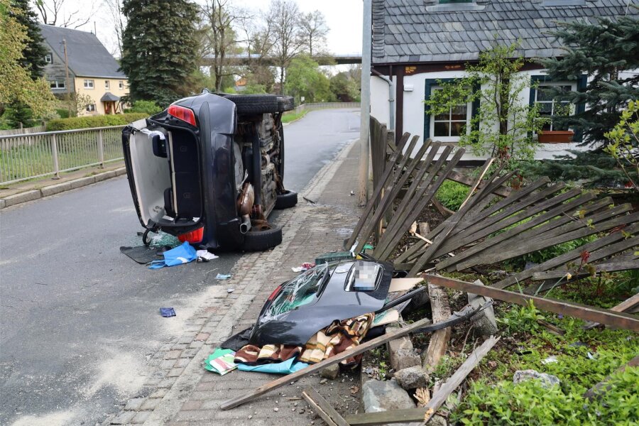 Autofahrerin bei Unfall in Zwönitz verletzt - Bei einem Unfall in Zwönitz ist ein Auto gegen einen Grundstückszaun gefahren.