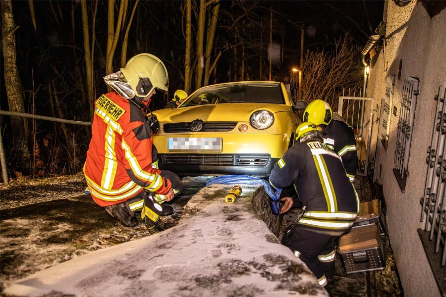 Autofahrerin in Schneeberg biegt falsch ab und gerät in missliche Lage - Die Feuerwehrleute haben das Auto zunächst gesichert und dann aus fest gefahrener Lage befreit.