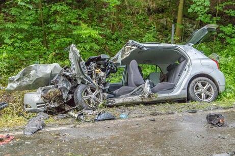 Autofahrerin stirbt nach Kollision mit Lkw nahe Schönfeld - 