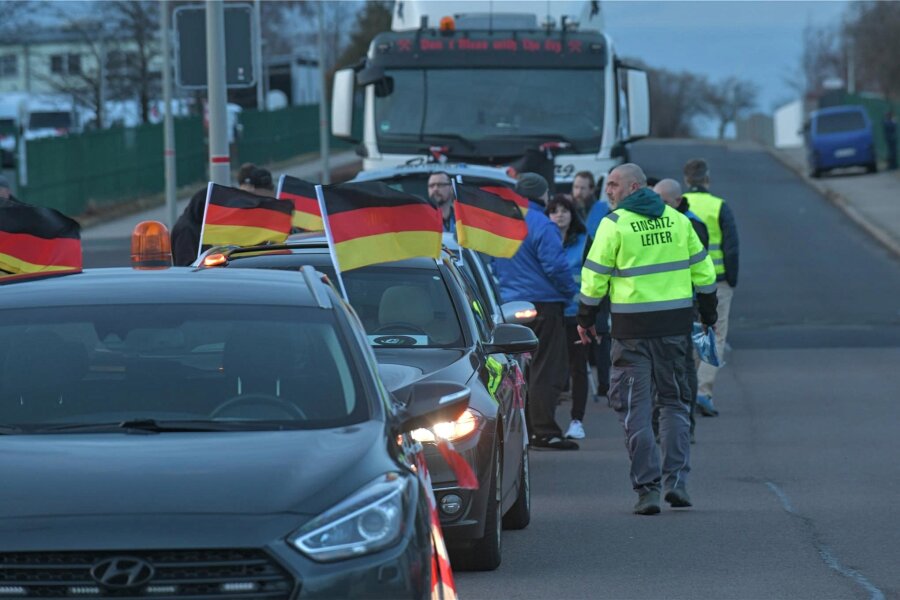 Autokorso in Freiberg protestiert gegen Bundespolitik - Der Autokorso am Gewerbegebiet „Schwarze Kiefern“ bereitet sich auf die Rundfahrt vor.