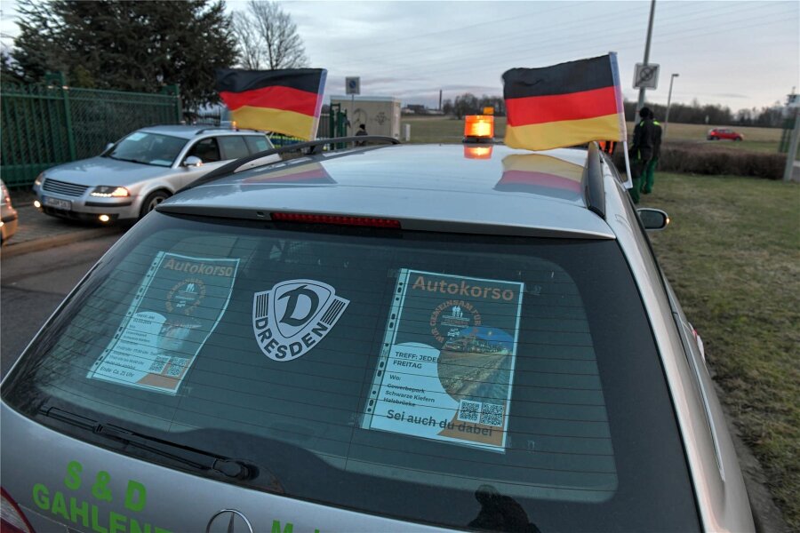 Autokorso rollt duch Freiberg - Im Gewerbegebiet „Schwarze Kiefern“ ist am Freitagabend erneut ein Autokorso durch Freiberg gestartet.