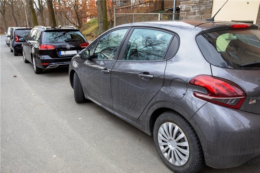 Autokratzer in Plauen: Polizei sucht weitere Zeugen - Teure Kratzer im Autolack: 53 Fahrzeuge wurden Anfang März an der Reißiger Straße mutwillig beschädigt.