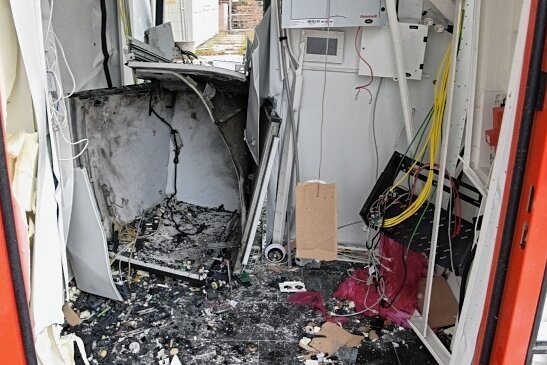 Automat gesprengt - Täter auf der Flucht - Blick ins Innere des Containers: Technik und Aggregate sind nach der Detonation am Donnerstag, 2.30 Uhr, völlig zerstört. 