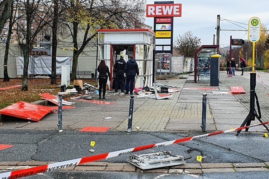 Automat gesprengt - Täter auf der Flucht - Polizeibeamte am gesprengten Sparkassen-Container an der Straßenbahn-Haltestelle Anton-Kraus-Straße in Plauen. Zum Glück war während der Detonation niemand in der Nähe. Der Sachschaden soll sechsstellig sein. 