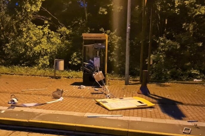 Automaten gesprengt - Schaden von 40.000 Euro entstanden - Gesprengter Fahrkartenautomat Plauen