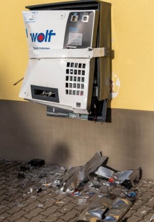 Automatensprengungen: Wie Kriminelle abgeschreckt werden - Im Landkreis Zwickau wurden seit Jahresbeginn bereits sieben gesprengte Zigarettenautomaten gemeldet.