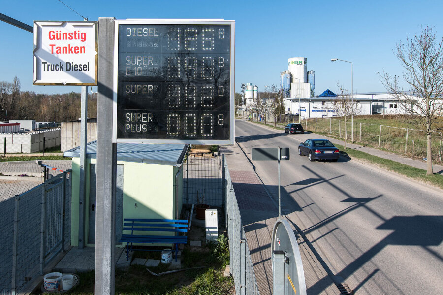 Automatentankstelle in Penig: Bezahlt wird gleich an der Tanksäule - Die Automatentankstelle im Gewerbegebiet Penig-Wernsdorf ist seit gestern in Betrieb. 